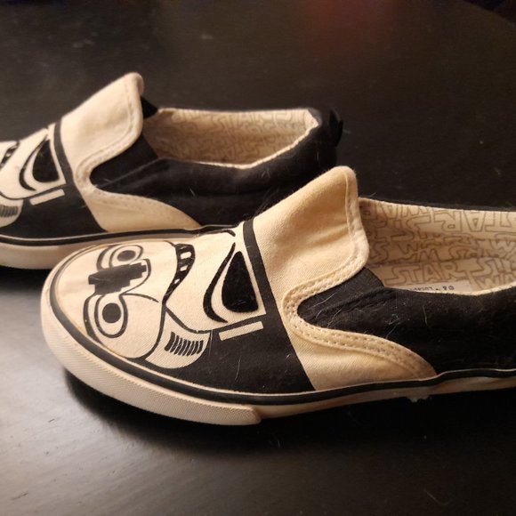 Channel the force in these Star Wars slip on shoes - Picture 3 of 4